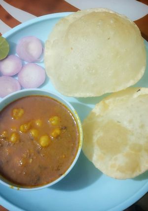 A picture of Bhature.