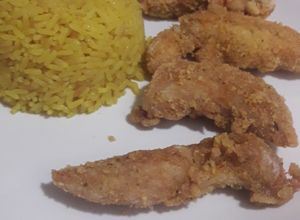 Una foto de Arroz al curry con pollo apanado