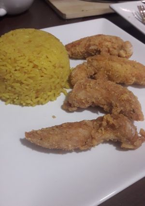 Una foto de Arroz al curry con pollo apanado