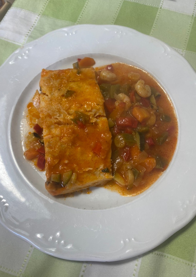 Una foto de Cazuela de bacalao con gambas y verduras