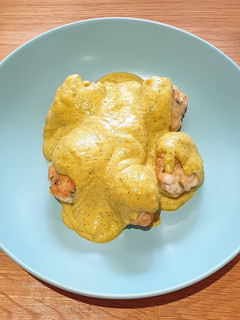 Una foto de Albóndigas de pollo con salsa de verduras al curry