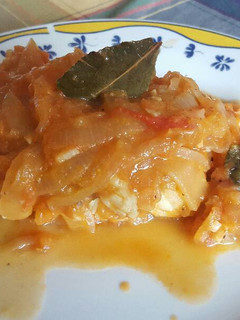 Una foto de Merluza con tomate y cebolla