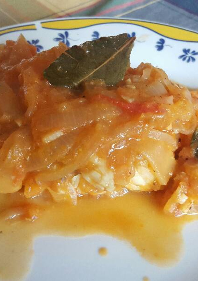 Una foto de Merluza con tomate y cebolla