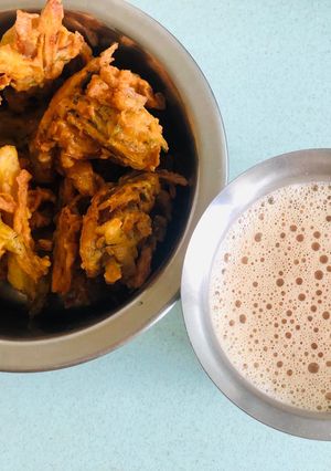 A picture of Aloo onion pakoda.