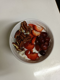 Una foto de Avena con yogur y fresas