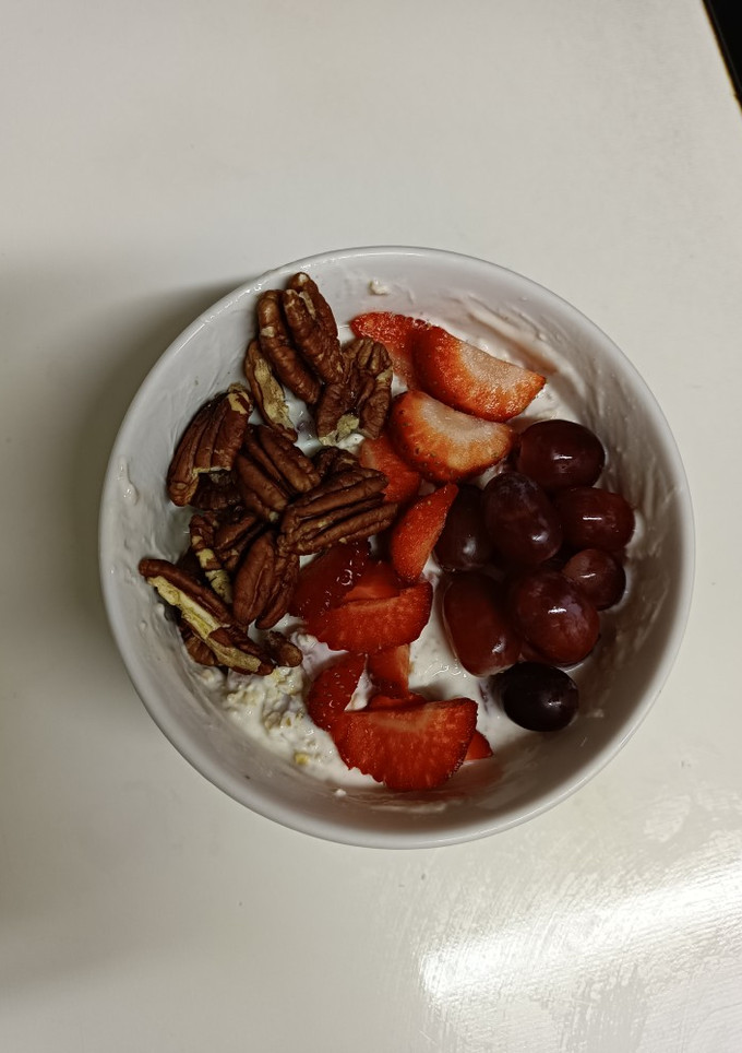 Una foto de Avena con yogur y fresas