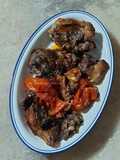 Filets d'agneau rôtis sur lit d'oignon, tomate et ail 🍴