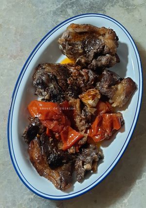 Une photo de Filets d'agneau rôtis sur lit d'oignon, tomate et ail 🍴