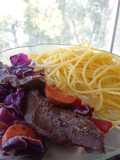 Hígado con verduras y spaghettis