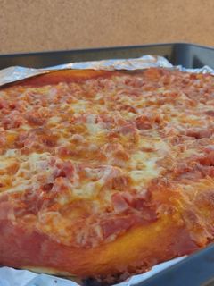 Una foto de Pizza de jamón York y queso