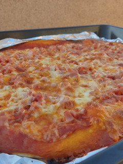 Una foto de Pizza de jamón York y queso