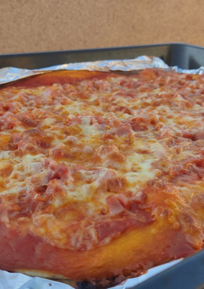 Una foto de Pizza de jamón York y queso