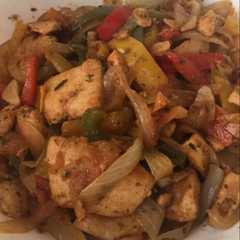 Una foto de Pollo encebollado