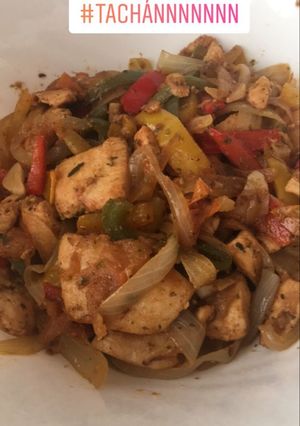 Una foto de Pollo encebollado
