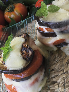 Una foto de Milhojas de berenjena y tomate
