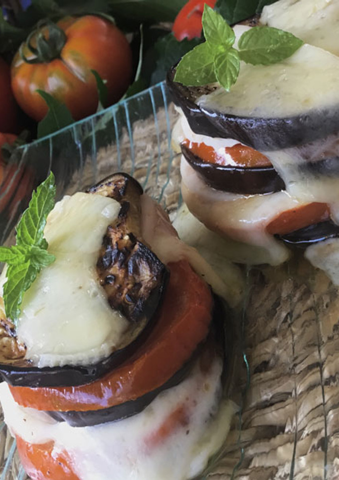 Una foto de Milhojas de berenjena y tomate