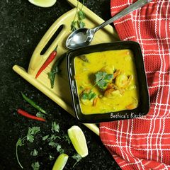 A picture of Chingri Malai Curry.