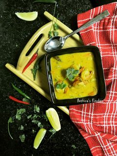 A picture of Chingri Malai Curry.
