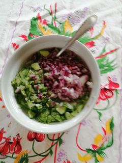Lilahagymás uborkasaláta recept fotója
