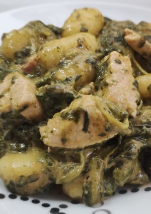 Una foto de Ñoquis con pechuga de pavo, espinacas y queso crema