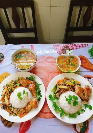 Hình của món Cơm dĩa gà chiên,rau củ xào thịt xay và canh súp rau củ.
