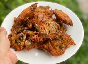 Hình của món Bánh Cá Linh chiên dòn.
