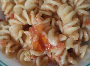Una foto de Fusilli con atún y chía