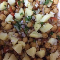A picture of Sauce chana chaat.
