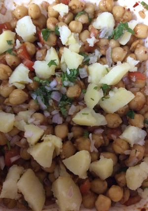A picture of Sauce chana chaat.