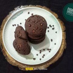 A picture of Eggless Choco Chips Cookies.