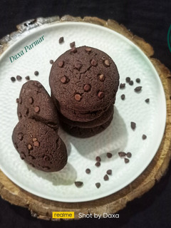 A picture of Eggless Choco Chips Cookies.