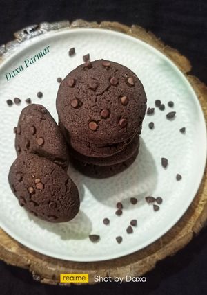 A picture of Eggless Choco Chips Cookies.