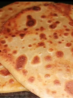 ஹோட்டல் ஸ்டைல் ஆலு பராட்டா (Aloo parotta recipe in tamil) செய்முறை முக்கிய புகைப்படம்
