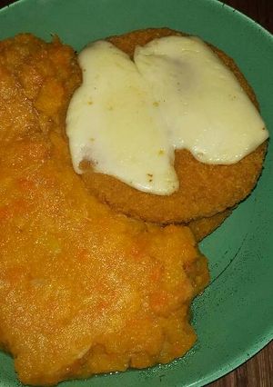 Una foto de Mc burgers de soja y puré naranja