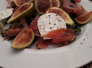 Foto de Salada de Burrata, Figos e Presunto