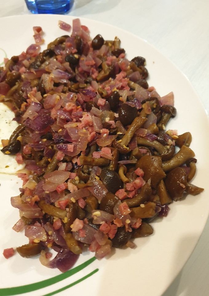 Una foto de Guarnición otoñal: setas nameko salteadas con cebolla morada, ajito y taquitos de jamón 😍