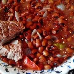 A picture of Frijoles bayos con carne.