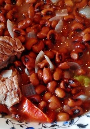 Una foto de Frijoles bayos con carne