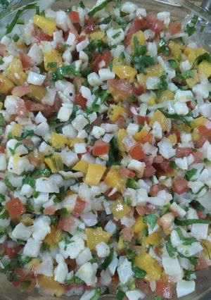 Una foto de Ceviche de pescado con durazno
