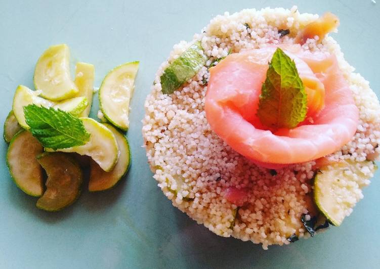 Couscous con salmone affumicato, zucchine e pesto di basilico