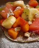 Pancakes con farina integrale di avena e frutta di stagione