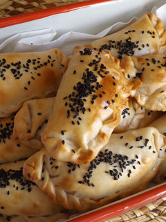 Una foto de Empanadas caseras de pollo, jamón ibérico y huevo duro