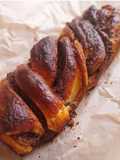 Trenza de crema de cacao de brioche hojaldrado