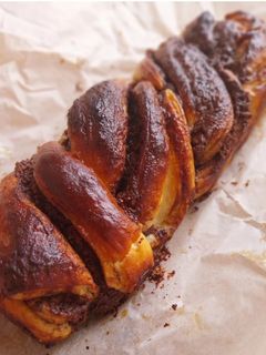 Una foto de Trenza de crema de cacao de brioche hojaldrado