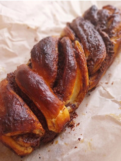 Una foto de Trenza de crema de cacao de brioche hojaldrado