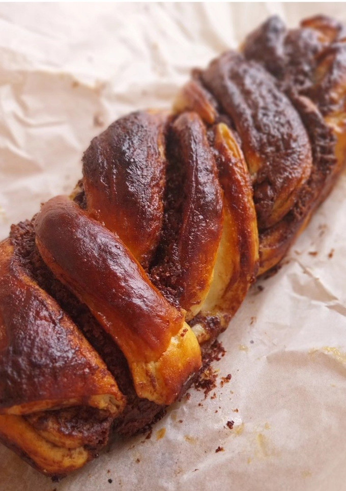 Una foto de Trenza de crema de cacao de brioche hojaldrado