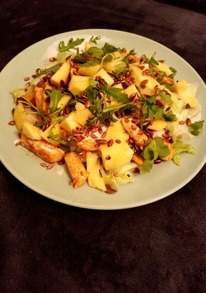 Zdjęcie przepisu Sałatka z piersi z kurczaka i mango.