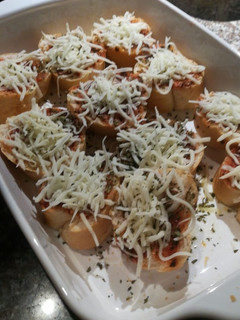 Una foto de Pizzetta de tomate y queso mozzarella