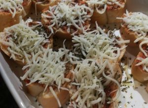 Una foto de Pizzetta de tomate y queso mozzarella