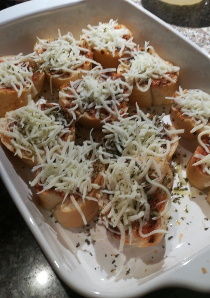 Una foto de Pizzetta de tomate y queso mozzarella